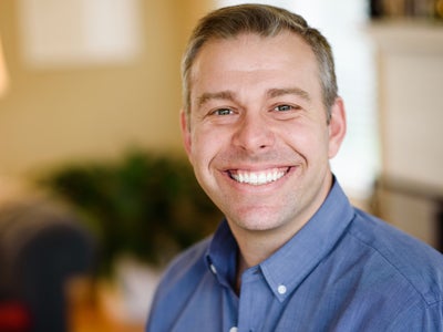 Head shot of Steve Holmberg who teaches in the UO Sports Product Management Program in Portland