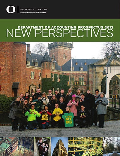 Cover of issue with students in front of a castle in Nyenrode throwing the Oregon "O" hand symbol