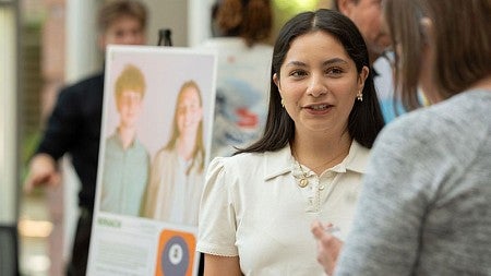 A UO student describes their business idea to an Oregon Innovation Challenge attendee