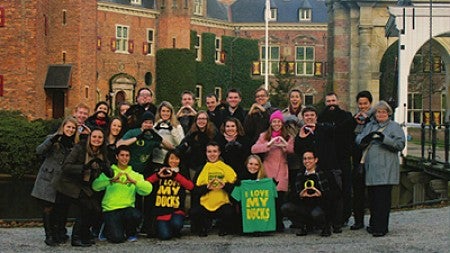Cover of issue with students in front of a castle in Nyenrode throwing the Oregon "O" hand symbol