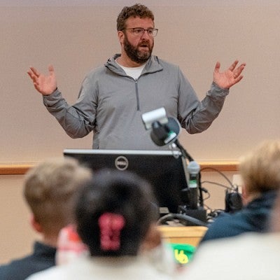 UO MBA Alum Corey Maynard presents during a Launch Oregon seminar
